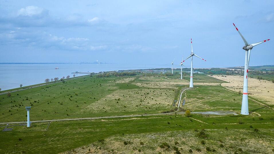 Noch ist vom geplanten, neuen Marinestützpunkt am Rysumer Nacken in Emden nichts zu sehen. (Archivbild) Noch ist vom geplanten, neuen Marinestützpunkt am Rysumer Nacken in Emden nichts zu sehen. (Archivbild)