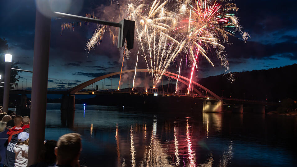 Bereits ab 20 Uhr stieg die Party beiderseits der Donau, um 22 Uhr dann begeisterte das feurige Spektakel auf der Donaubrücke die Gäste. Bereits ab 20 Uhr stieg die Party beiderseits der Donau, um 22 Uhr dann begeisterte das feurige Spektakel auf der Donaubrücke die Gäste.