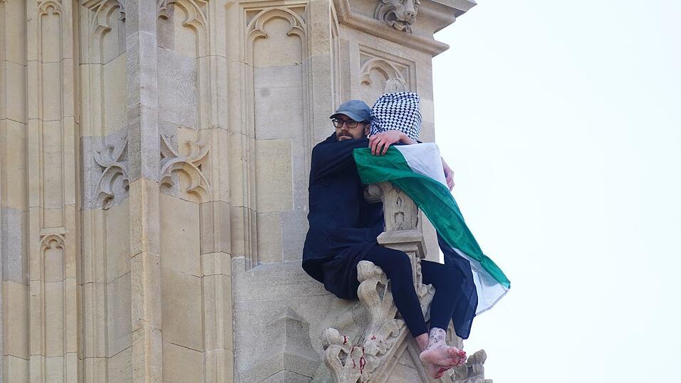 Barfuß war der Mann mit der Flagge auf den Turm geklettert. Barfuß war der Mann mit der Flagge auf den Turm geklettert.