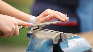 Was für Gymnasiasten das Abitur ist, ist die Abschlussprüfung für die Azubis: Sie markiert das Ende der Ausbildungszeit und dann hoffentlich den Start in ein erfolgreiches Berufsleben. (Illustration)