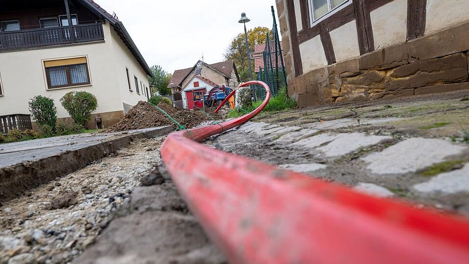 Beim Glasfaserausbau liegt Bayern nach einer Studie der bayerischen Wirtschaft hinter dem restlichen Deutschland zur&uuml;ck. (Archivbild)