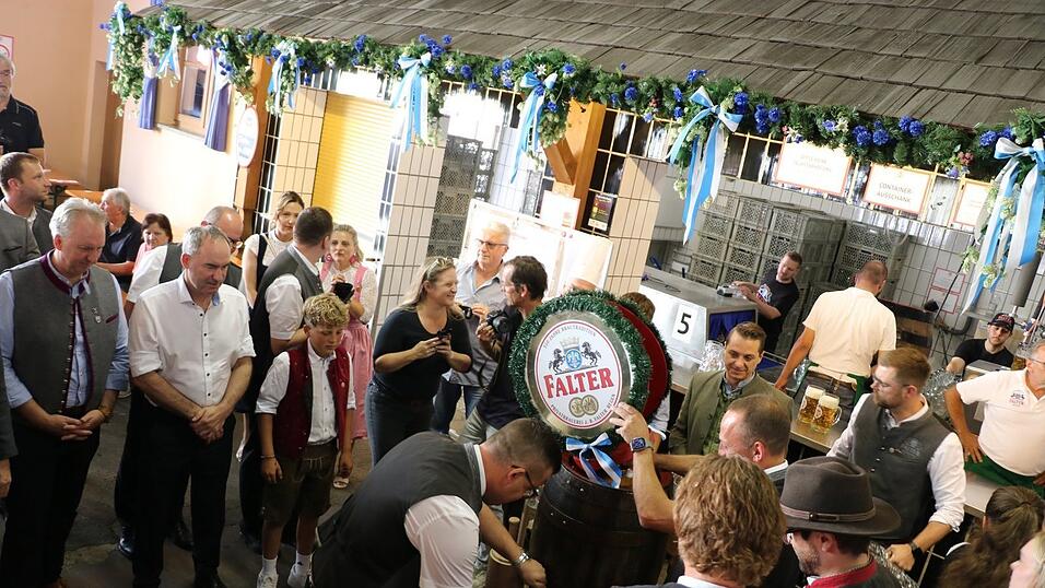Eins, zwei: Und das Bier flie&szlig;t! Das 152. Pichelsteinerfest beginnt.