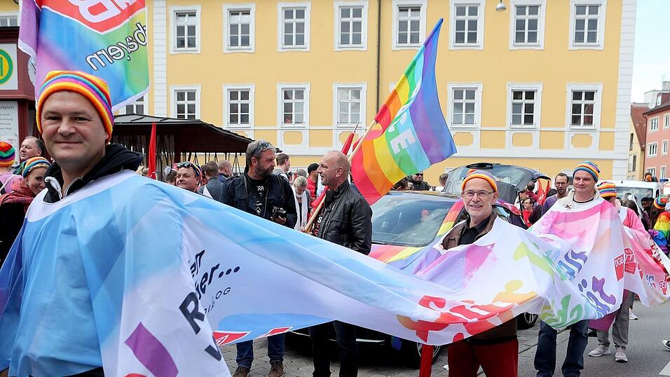 Knapp 2.000 Teilnehmer feierten am Samstag in Landhut den ersten Christopher-Street-Day Niederbayerns.