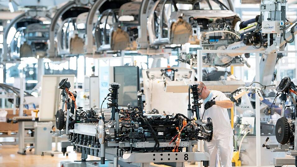 Wegen des Chipmangels kommt es unter anderem bei Neuwagen zu Wartezeiten.