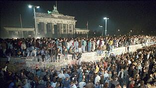 Seit 1990 und dem Beitritt der DDR zur BRD ist der 3. Oktober als Tag der Deutschen Einheit unser Nationalfeiertag. Als knapp ein Jahr zuvor die Mauer fiel, staunte die ganze Welt und die Freude war riesengroß. Gibt es heute immer noch Ossis und Wessis? (Archiv)