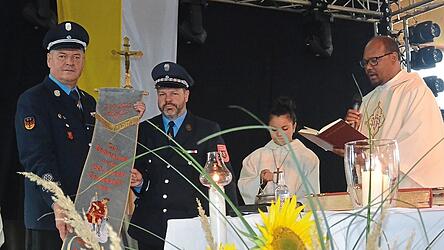 Pater Ignatius segnete das neue Fahnenband, gehalten von Kommandant Balthasar Sellmaier (l.) und Christian Stampfl, Vorsitzender des Feuerwehrvereins.