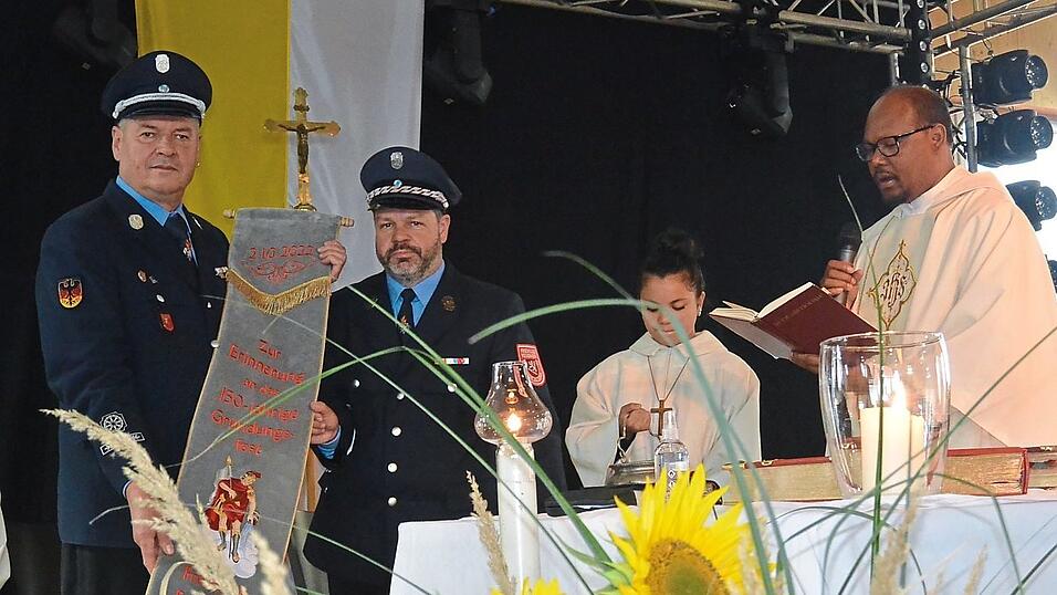 Pater Ignatius segnete das neue Fahnenband, gehalten von Kommandant Balthasar Sellmaier (l.) und Christian Stampfl, Vorsitzender des Feuerwehrvereins. Pater Ignatius segnete das neue Fahnenband, gehalten von Kommandant Balthasar Sellmaier (l.) und Christian Stampfl, Vorsitzender des Feuerwehrvereins.
