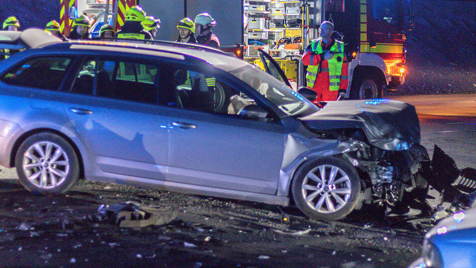 Die beiden Autos krachten mitten auf einer Kreuzung ineinander. Die beiden Autos krachten mitten auf einer Kreuzung ineinander.