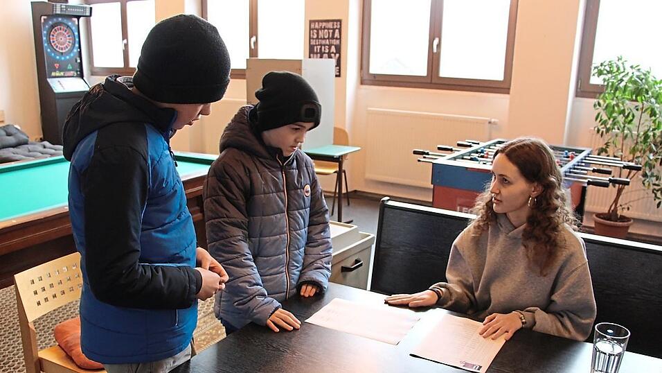 Lukas und Jonathan Avard bekommen von Jana Schreiner vom Viechtacher Jugendforum ihren Wahlzettel. Lukas und Jonathan Avard bekommen von Jana Schreiner vom Viechtacher Jugendforum ihren Wahlzettel.