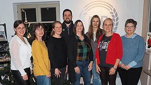 Das Team der Dorfhelferinnen im Landkreis mit Unterst&uuml;tzern: Katharina Dachs, Ingrid Huber, Marion Hillmeier, Christian Schreiber, Rita Ganslmeier, Laura Grabmeier, Claudia Samberger sowie Karolin Aigner.