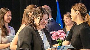 Die Abschlussfeier des Beruflichen Schulzentrums Cham endete mit der &Uuml;bergabe der Abschlusszeugnisse. Insgesamt 198 Absolventen erhielten in der Chamer Stadthalle ihre Zeugnisse und wurden f&uuml;r ihren erfolgreichen Schulabschluss ausgezeichnet.
