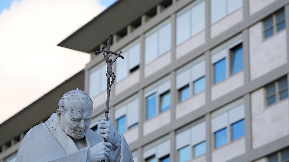 Eine Statue von Papst Johannes Paul II. steht auf dem Vorplatz der Gemelli-Klinik.
