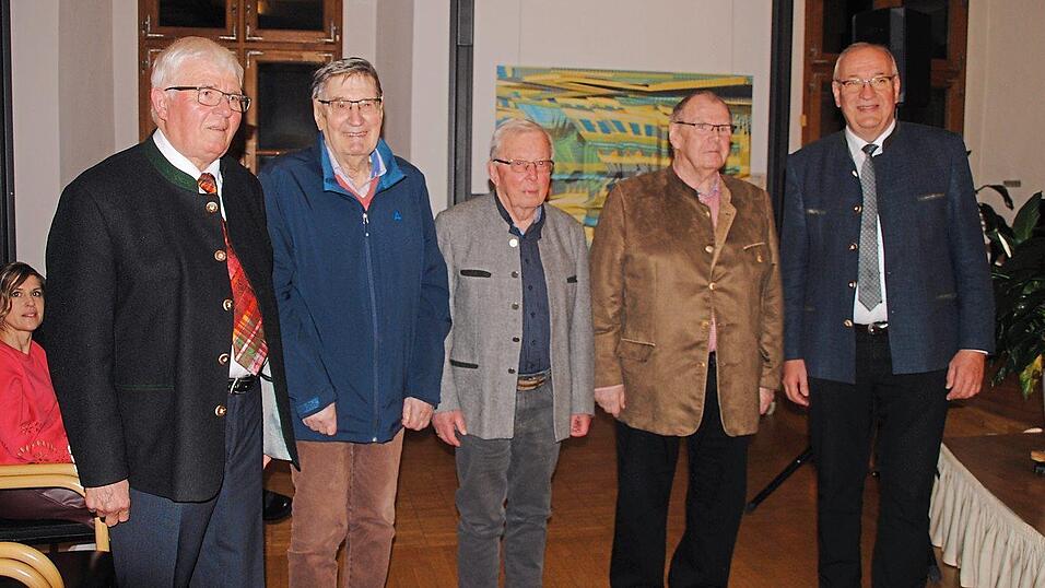Ein besonderes Lob von Landrat Franz L&ouml;ffler (r.) erhielten (v.l.) Hans Wrba, Helmut Schnabel, Ludwig Baumann und Karl-Heinz Sch&ouml;pfer, die bereits 1983 die ersten Beitr&auml;ge zu den Gelben B&auml;nden schrieben.