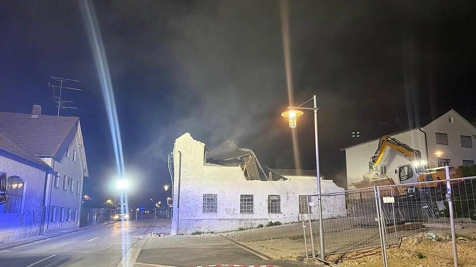 Mitten in der Nacht ist ein Haus in Geisenhausen (Kreis Landshut) in sich zusammengestürzt – vor den Augen der Feuerwehr. Mitten in der Nacht ist ein Haus in Geisenhausen (Kreis Landshut) in sich zusammengestürzt – vor den Augen der Feuerwehr.