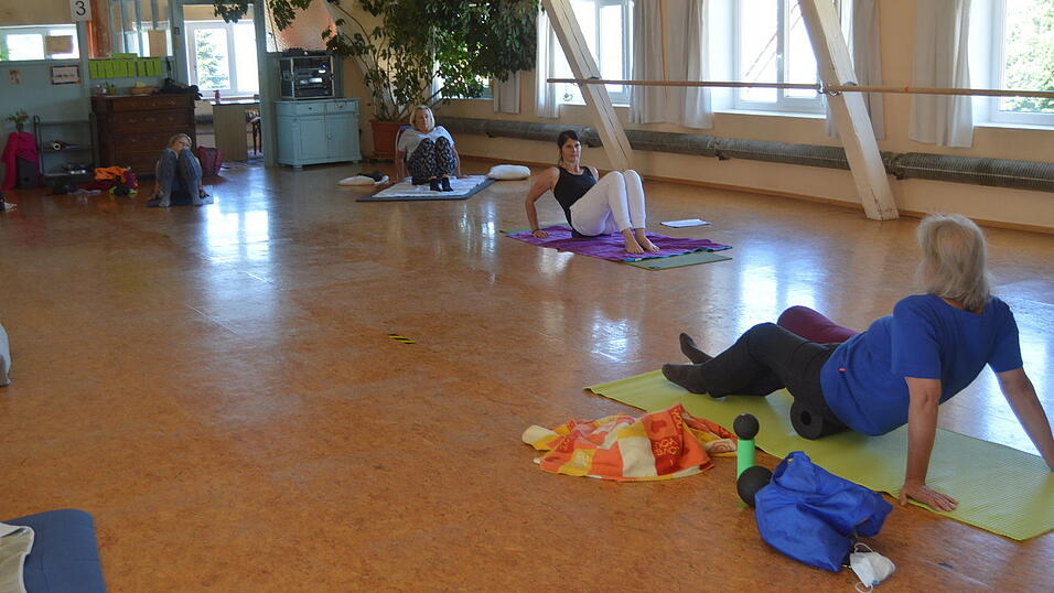 Mit Styroporrollen und -kugeln arbeitet die Trainerin in ihren Übungsstunden. Mit Styroporrollen und -kugeln arbeitet die Trainerin in ihren Übungsstunden.