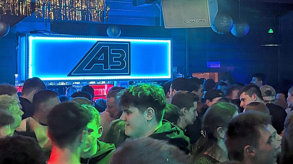 Das A3 hat gerufen, viele sind gekommen. Gäste aus dem ganzen Landkreis feiern mit und in der Kultdisco das 40-jährige Bestehen. Das A3 hat gerufen, viele sind gekommen. Gäste aus dem ganzen Landkreis feiern mit und in der Kultdisco das 40-jährige Bestehen.