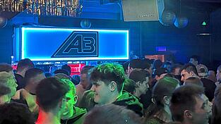 Das A3 hat gerufen, viele sind gekommen. Gäste aus dem ganzen Landkreis feiern mit und in der Kultdisco das 40-jährige Bestehen. Das A3 hat gerufen, viele sind gekommen. Gäste aus dem ganzen Landkreis feiern mit und in der Kultdisco das 40-jährige Bestehen.