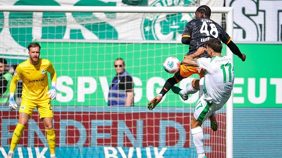 Nach wenigen Sekunden beging Fürths Noah König ein Foul.