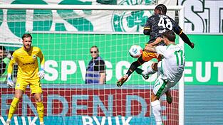Nach wenigen Sekunden beging Fürths Noah König ein Foul.