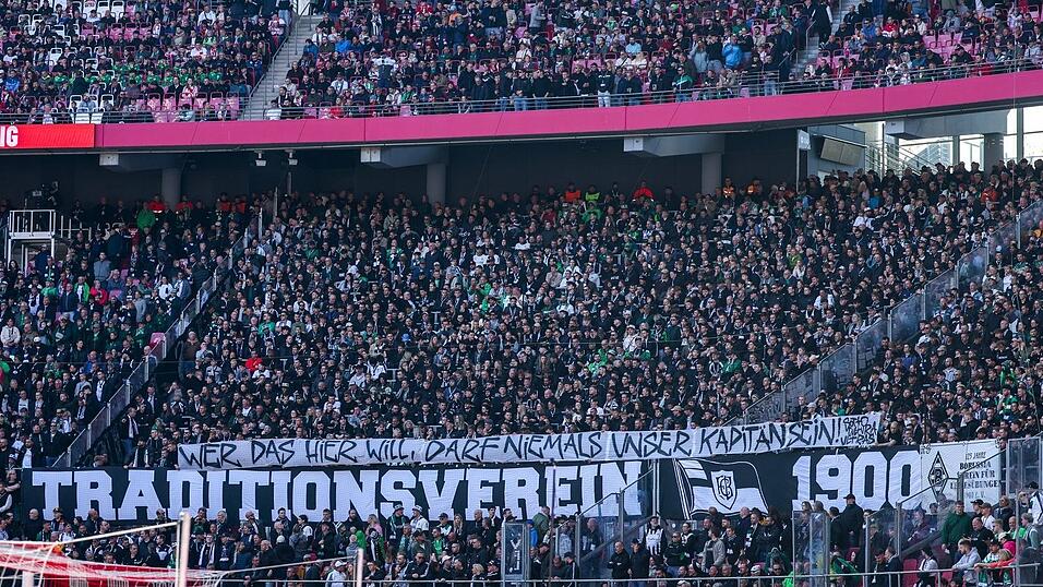 Fans von Borussia M&ouml;nchengladbach mit einem Banner &uuml;ber den k&uuml;nftigen Leipziger Reitz.