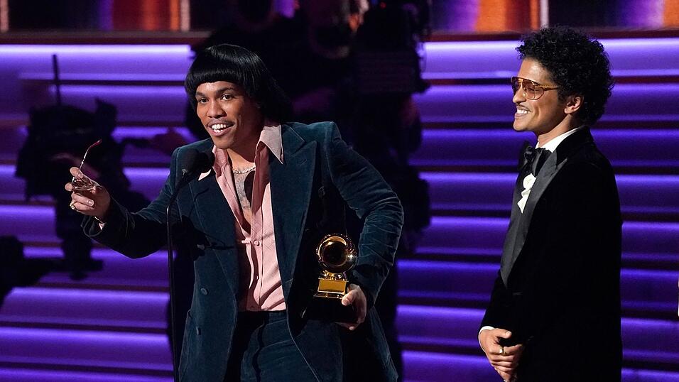 Anderson Paak (links) und Bruno Mars gewannen mit 'Leave the Door Open' die Grammys f&uuml;r die beste Aufnahme und den besten Song.