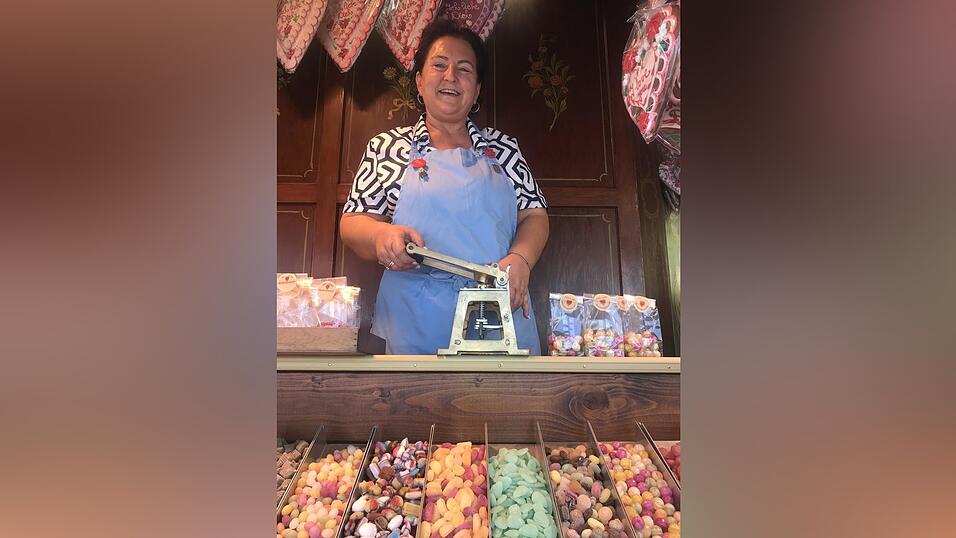 Marie-Luise Hingerl betreibt seit 2012 ihren nostalgischen Zuckerwarenstand im historischen Bereich.