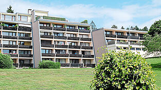 Blick auf einen Teil der Ferienapartment-Anlage Haus Berghof. Der Streit um die illegale Dauervermietung geht weiter.