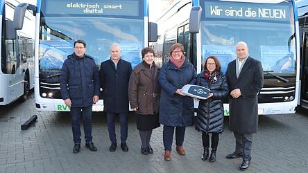 Bei der &Uuml;bergabe der acht neuen Gelenkbusse: (von links) Stadtwerk-Chef Manfred Koller, Markus Fischer (Daimler-Truck), Stadtr&auml;tin Bernadette Dechant, Stadtwerk-Betriebsleiterin Sandra Sch&ouml;nherr, OB Gertrud Maltz-Schwarzfischer und Mathis Broelmann (Stadtwerk).