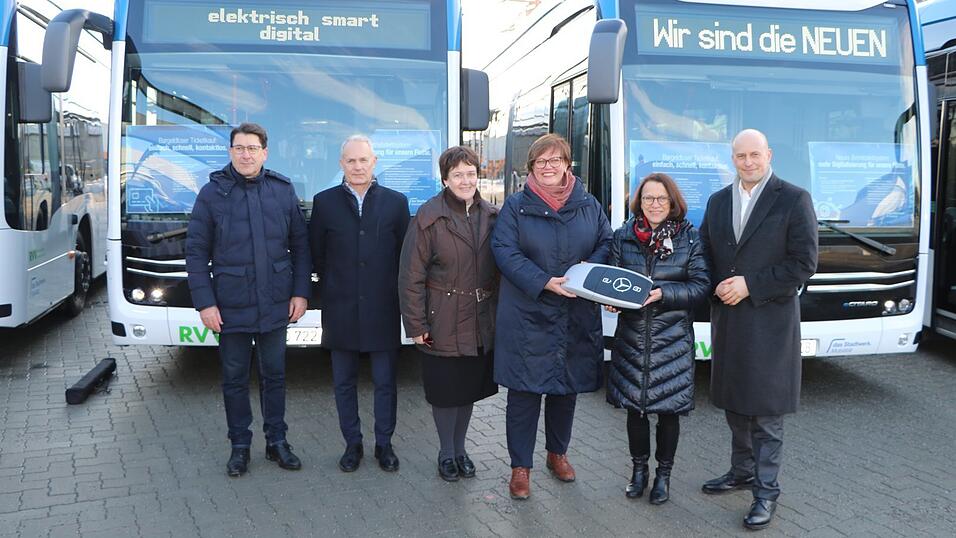 Bei der &Uuml;bergabe der acht neuen Gelenkbusse: (von links) Stadtwerk-Chef Manfred Koller, Markus Fischer (Daimler-Truck), Stadtr&auml;tin Bernadette Dechant, Stadtwerk-Betriebsleiterin Sandra Sch&ouml;nherr, OB Gertrud Maltz-Schwarzfischer und Mathis Broelmann (Stadtwerk).