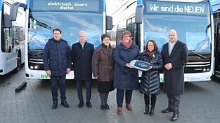 Bei der Übergabe der acht neuen Gelenkbusse: (von links) Stadtwerk-Chef Manfred Koller, Markus Fischer (Daimler-Truck), Stadträtin Bernadette Dechant, Stadtwerk-Betriebsleiterin Sandra Schönherr, OB Gertrud Maltz-Schwarzfischer und Mathis Broelmann (Stadtwerk). Bei der Übergabe der acht neuen Gelenkbusse: (von links) Stadtwerk-Chef Manfred Koller, Markus Fischer (Daimler-Truck), Stadträtin Bernadette Dechant, Stadtwerk-Betriebsleiterin Sandra Schönherr, OB Gertrud Maltz-Schwarzfischer und Mathis Broelmann (Stadtwerk).