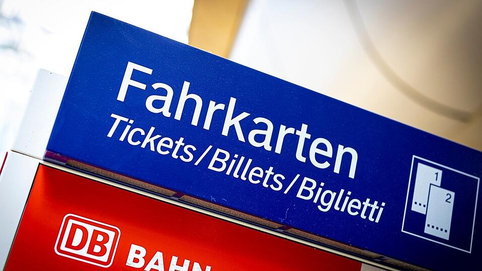 Von den günstigeren Monatskarten profitieren nach Bahn-Angaben auch diejenigen, die bislang ein Jahresabo haben. (Archivbild) Von den günstigeren Monatskarten profitieren nach Bahn-Angaben auch diejenigen, die bislang ein Jahresabo haben. (Archivbild)