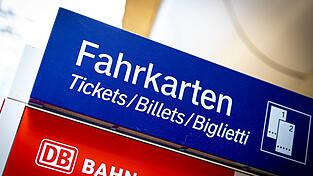 Von den g&uuml;nstigeren Monatskarten profitieren nach Bahn-Angaben auch diejenigen, die bislang ein Jahresabo haben. (Archivbild)