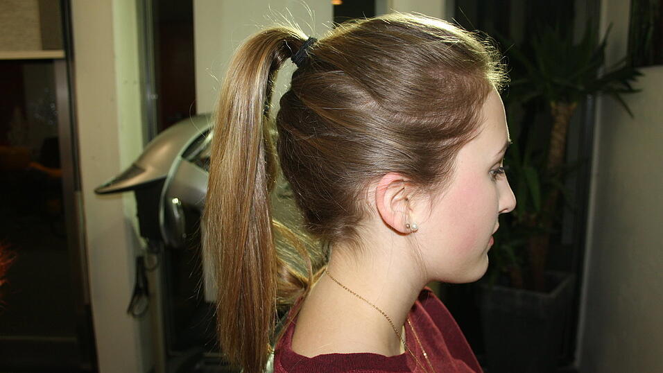 Aus dem unteren geflochtenen Zopf und dem Deckhaar einen Zopf machen. Aus dem unteren geflochtenen Zopf und dem Deckhaar einen Zopf machen.