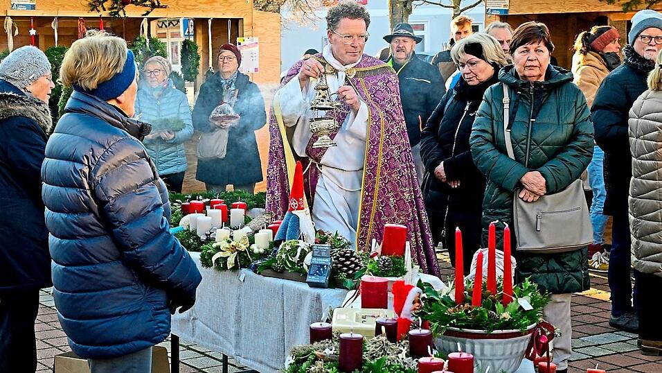 Diakon Christoph Gasteiger ging zum Ende der kirchlichen Segnung mit dem Weihrauchfass über den Markt. Diakon Christoph Gasteiger ging zum Ende der kirchlichen Segnung mit dem Weihrauchfass über den Markt.