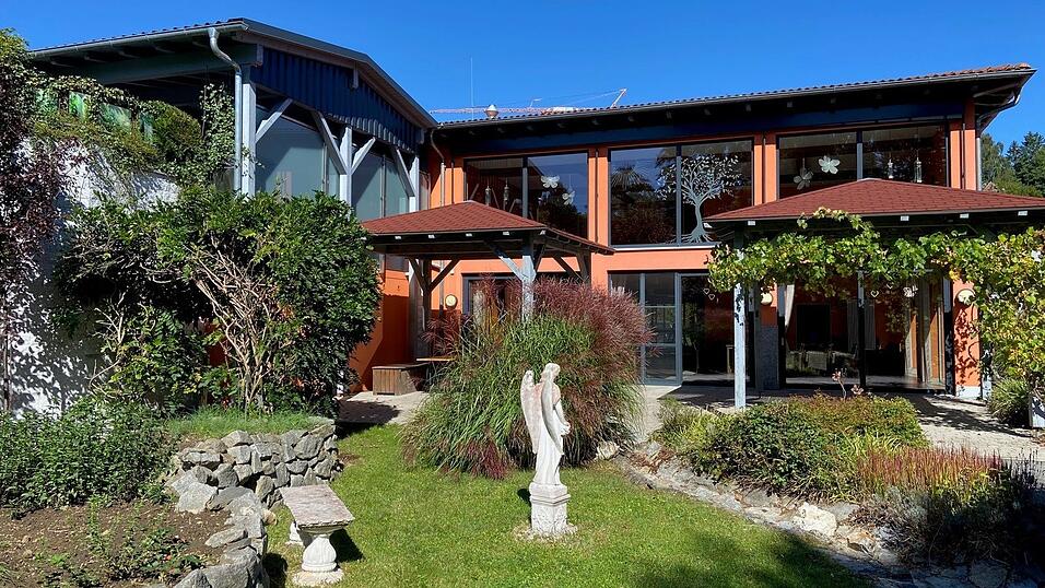 R&uuml;ckzugsort und ein kleines Idyll: Im Garten von &bdquo;Daheim am Regen&ldquo; gibt es unter anderem einen Kr&auml;utergarten und ein Kneippbecken.