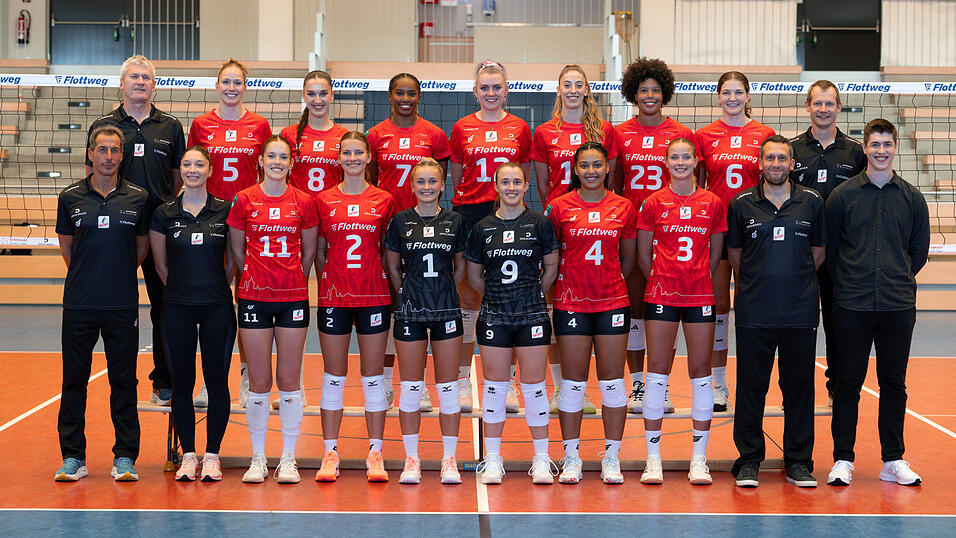 Die Roten Raben: (Hinten, v.l.) Athletiktrainer Anton Brandmeier, Nadine Burbrink, Alice Clemente, Brianna Green, Tina de Groot, Amanda Cavalcanti, Emma Ellis, Annie Hatch, Co-Trainer Andreas Häußler. (Vorne, v.l.) Cheftrainer Guillermo Gallardo, Physiotherapeutin Maria Manso, Laura Sertic de Pra, Pia Fernau, Emely Brodowski, Sarah Stiriz, Jeanette Huskic, Luisa Keller, Co-Trainer Carlos Alberto Propado, Teammanager Konstantin Kindler. Die Roten Raben: (Hinten, v.l.) Athletiktrainer Anton Brandmeier, Nadine Burbrink, Alice Clemente, Brianna Green, Tina de Groot, Amanda Cavalcanti, Emma Ellis, Annie Hatch, Co-Trainer Andreas Häußler. (Vorne, v.l.) Cheftrainer Guillermo Gallardo, Physiotherapeutin Maria Manso, Laura Sertic de Pra, Pia Fernau, Emely Brodowski, Sarah Stiriz, Jeanette Huskic, Luisa Keller, Co-Trainer Carlos Alberto Propado, Teammanager Konstantin Kindler.
