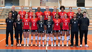 Die Roten Raben: (Hinten, v.l.) Athletiktrainer Anton Brandmeier, Nadine Burbrink, Alice Clemente, Brianna Green, Tina de Groot, Amanda Cavalcanti, Emma Ellis, Annie Hatch, Co-Trainer Andreas Häußler. (Vorne, v.l.) Cheftrainer Guillermo Gallardo, Physiotherapeutin Maria Manso, Laura Sertic de Pra, Pia Fernau, Emely Brodowski, Sarah Stiriz, Jeanette Huskic, Luisa Keller, Co-Trainer Carlos Alberto Propado, Teammanager Konstantin Kindler. Die Roten Raben: (Hinten, v.l.) Athletiktrainer Anton Brandmeier, Nadine Burbrink, Alice Clemente, Brianna Green, Tina de Groot, Amanda Cavalcanti, Emma Ellis, Annie Hatch, Co-Trainer Andreas Häußler. (Vorne, v.l.) Cheftrainer Guillermo Gallardo, Physiotherapeutin Maria Manso, Laura Sertic de Pra, Pia Fernau, Emely Brodowski, Sarah Stiriz, Jeanette Huskic, Luisa Keller, Co-Trainer Carlos Alberto Propado, Teammanager Konstantin Kindler.