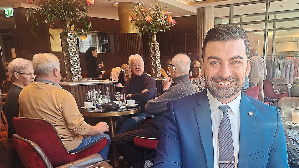 Muhanad Al-Halak genie&szlig;t die Kaffeepause im Deggendorfer Kaffeehaus Wiedemann.