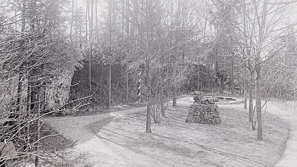 Ein prunkvoller L&ouml;we mit Springbrunnen im Hintergrund zierte einst die Alm.