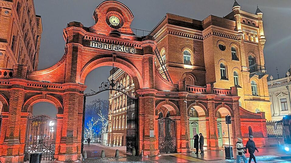 Früher Werksgelände, heute Kulturviertel: das 27 Hektar große Areal „Manufaktura“ mit seinen roten Backsteinbauten und eindrucksvollen Toren und Türmen, die nachts hell erleuchtet sind Früher Werksgelände, heute Kulturviertel: das 27 Hektar große Areal „Manufaktura“ mit seinen roten Backsteinbauten und eindrucksvollen Toren und Türmen, die nachts hell erleuchtet sind