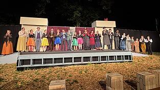 Applaus für das Ensemble: Fast 40 Personen sind an jedem Abend vor und hinter der Bühne bei den Aufführungen beteiligt. Applaus für das Ensemble: Fast 40 Personen sind an jedem Abend vor und hinter der Bühne bei den Aufführungen beteiligt.