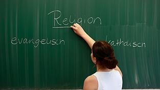 An Bayerns Schulen gibt es nach einer erfolgreichen Pilotphase nun dauerhaft die Möglichkeit, an Grund- und Mittelschulen Religionsunterricht konfessionsübergreifend anbieten zu können. (Illustration)