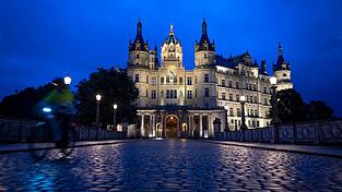 Der Landtag im Schloss gilt als schönster Deutschlands: AfD und SPD könnten nach den Wahlprognosen in etwa gleichstark einziehen. Der Landtag im Schloss gilt als schönster Deutschlands: AfD und SPD könnten nach den Wahlprognosen in etwa gleichstark einziehen.