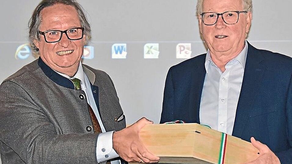 Loichings Bürgermeister Günter Schuster hat nach den Kommunalwahlen das Amt des Bürgermeistersprechers von seinem Max Schadenfroh übernommen. Loichings Bürgermeister Günter Schuster hat nach den Kommunalwahlen das Amt des Bürgermeistersprechers von seinem Max Schadenfroh übernommen.