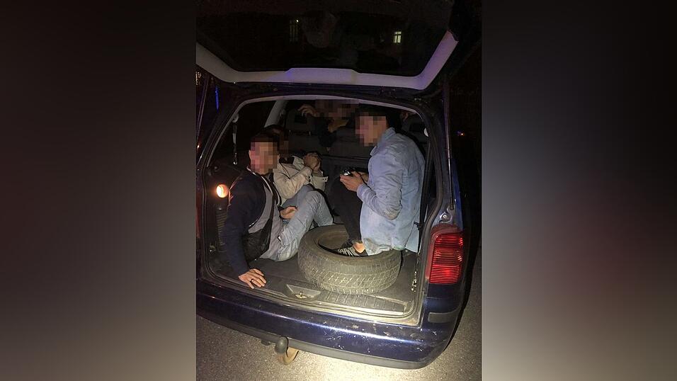 Die Polizei hat in Passau neun Geschleuste in einem Fahrzeug entdeckt. Die Polizei hat in Passau neun Geschleuste in einem Fahrzeug entdeckt.