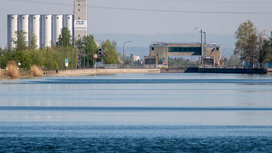 Weil die Schleuse vor&uuml;bergehend gesperrt ist, warten dort nun mehrere Schiffe auf Durchfahrt. (Archivbild)
