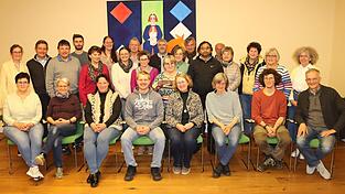 Deutlich hat sich die Anzahl der Pfarrgemeinderatsmitglieder in der Pfarreiengemeinschaft &bdquo;Viechtacher Land&ldquo; erh&ouml;ht, wor&uuml;ber sich Stadtpfarrer Dr. Werner Konrad (vorne r.) sehr freut. Gesamtgremiumssprecherin ist Gabriele Atzinger (vorne 4.v.r.), die von Margit Eidenschink (vorne 3.v.r.) und Benedikt Piller (vorne 2.v.r.) unterst&uuml;tzt wird.