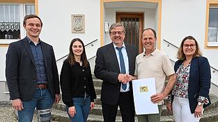 Michael Bartmeier, Andrea Gaul, Hans-Peter Schmucker, Leonhard Berger und Lisa Gerhart freuen sich &uuml;ber den Zuwendungsbescheid.