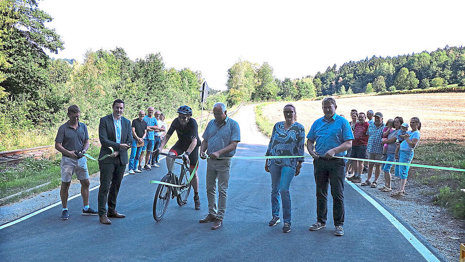 Sie haben den Radweg im Beisein der Anlieger und Vertreter der Behörden offiziell eröffnet: Dr. Richard Bosl vom Staatlichen Bauamt Regensburg, Landrat Christian Schindler, Vizebürgermeister Martin Frank, Waffenbrunns Bürgermeister Josef Ederer, Barbara Dankerl von der Baufirma Dankerl und Bürgermeister Wolfgang Kürzinger (von links). Sie haben den Radweg im Beisein der Anlieger und Vertreter der Behörden offiziell eröffnet: Dr. Richard Bosl vom Staatlichen Bauamt Regensburg, Landrat Christian Schindler, Vizebürgermeister Martin Frank, Waffenbrunns Bürgermeister Josef Ederer, Barbara Dankerl von der Baufirma Dankerl und Bürgermeister Wolfgang Kürzinger (von links).