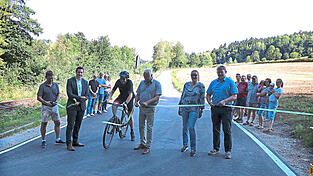 Sie haben den Radweg im Beisein der Anlieger und Vertreter der Beh&ouml;rden offiziell er&ouml;ffnet: Dr. Richard Bosl vom Staatlichen Bauamt Regensburg, Landrat Christian Schindler, Vizeb&uuml;rgermeister Martin Frank, Waffenbrunns B&uuml;rgermeister Josef Ederer, Barbara Dankerl von der Baufirma Dankerl und B&uuml;rgermeister Wolfgang K&uuml;rzinger (von links).